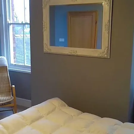 Lansdown House Bed & Breakfast-3